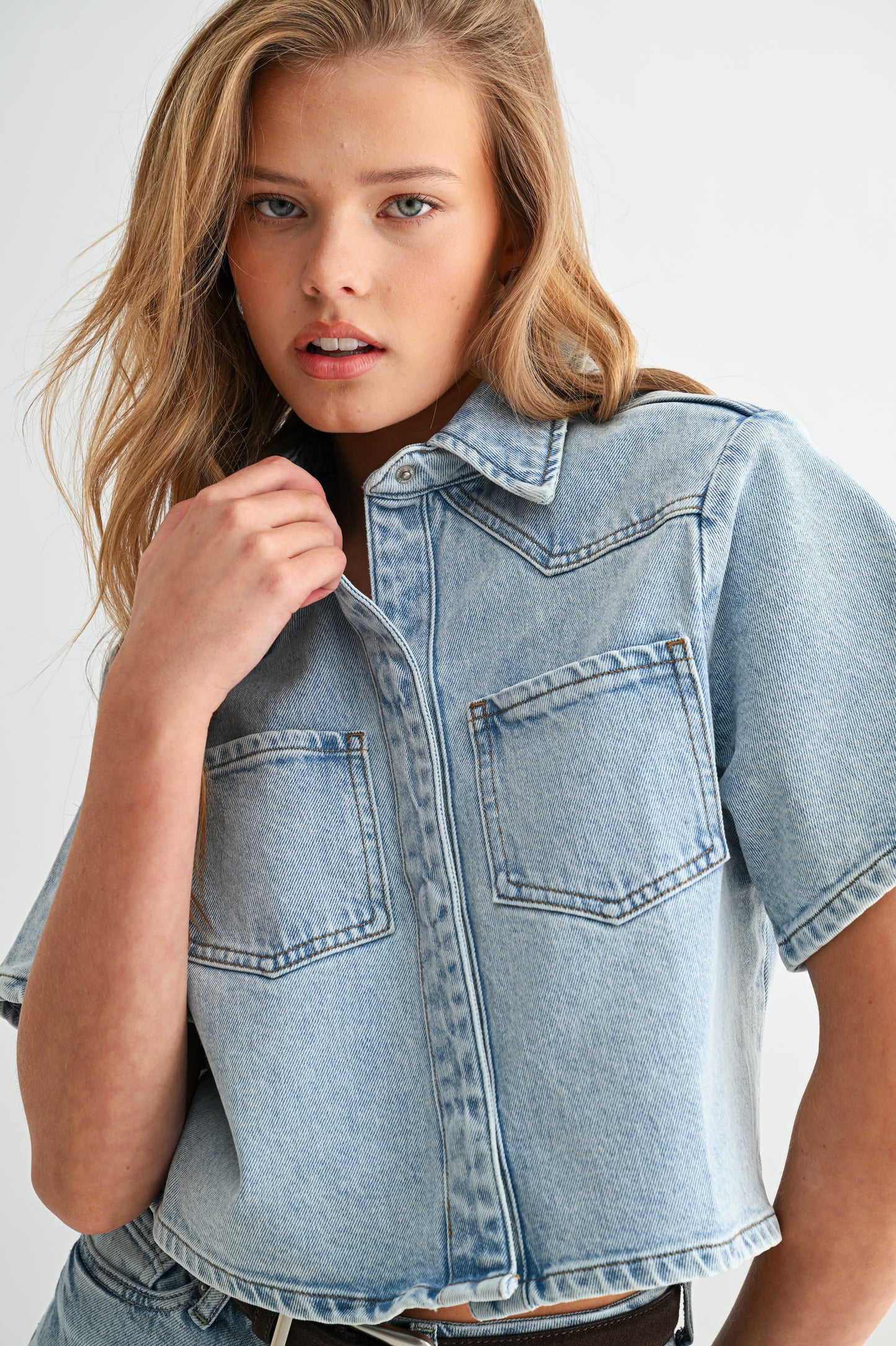 The Muse Mini-Shirt Light Wash